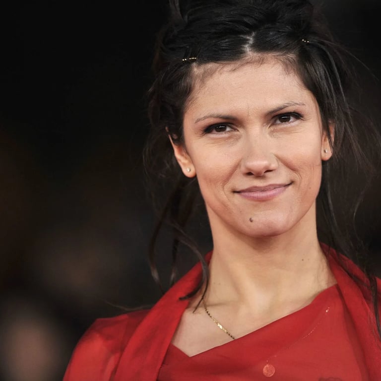 Elisa si ferma “Ho bisogno di mettere un punto”