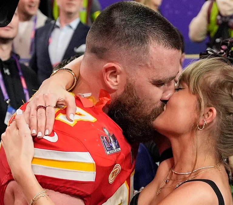 Taylor Swift bacia in diretta il "suo" Travis Kelce, protagonista del Superbowl.