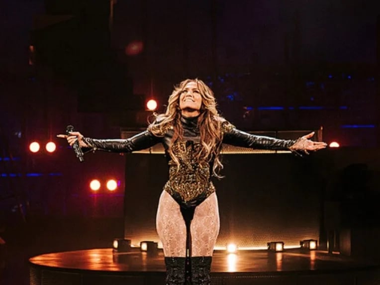 Jennifer Lopez sul palco di Apple Music Live