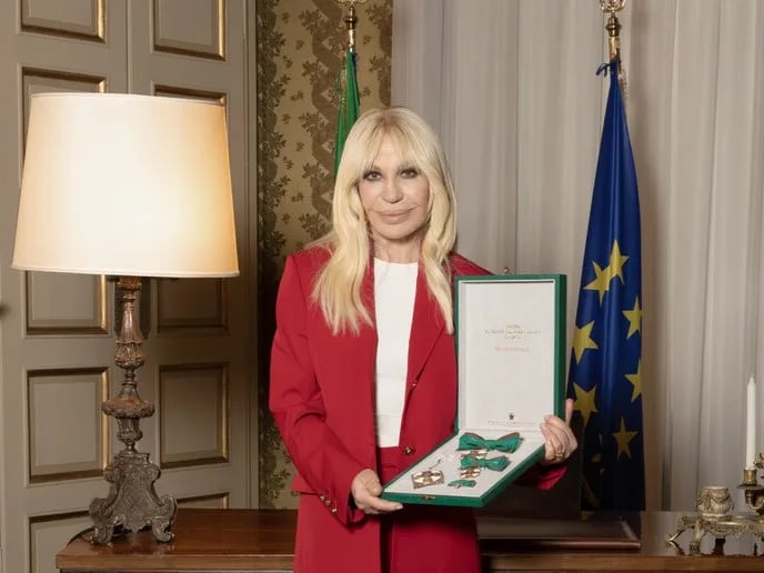 Donatella Versace insignita del titolo di Grande Ufficiale dell’Ordine al Merito della Repubblica Italiana