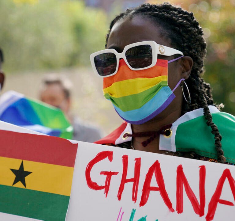 Il Parlamento del Ghana ha approvato all'unanimità un disegno di legge che inasprirebbe le sanzioni penali per l'omosessualità e perseguiterebbe le persone LGBTQ+ e i loro sostenitori. 